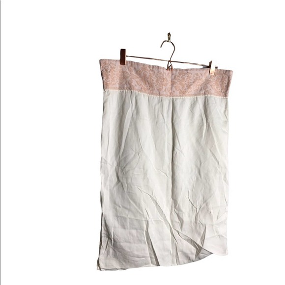 Incanto fine home linens | Ivory & Pink Paisley Detail Linen pillowcase - Picture 4 of 5
